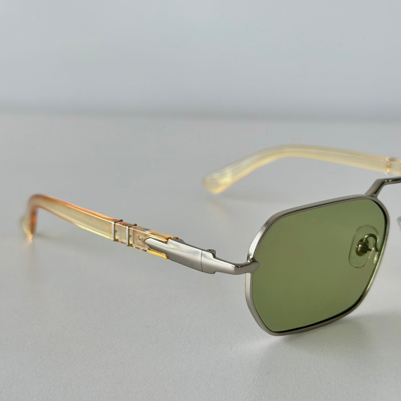 Persol 1020S 515/31 57 Eşref Tek – UV400 Tek Renkli Yeşil Camlı Geometrik Metal Güneş Gözlüğü