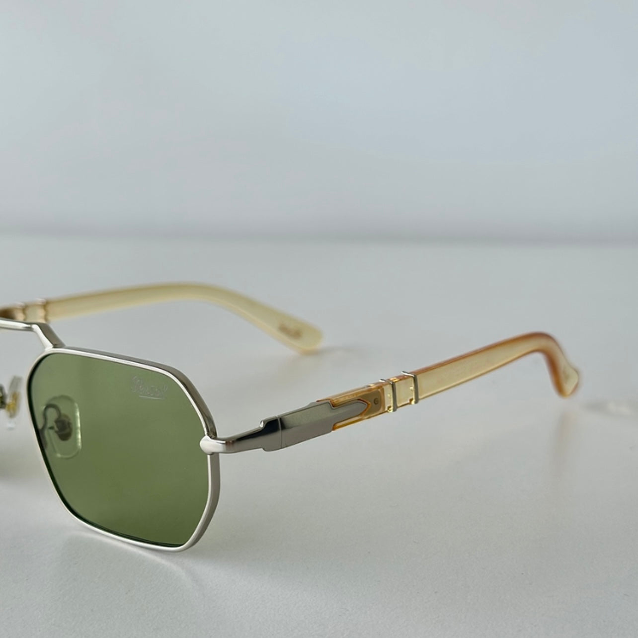 Persol 1020S 515/31 57 Eşref Tek – UV400 Tek Renkli Yeşil Camlı Geometrik Metal Güneş Gözlüğü